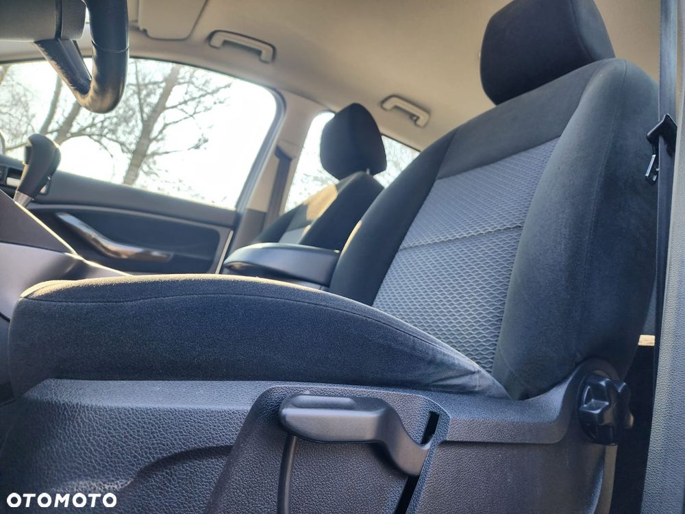 Ford C-MAX 2.0 Ghia - 25