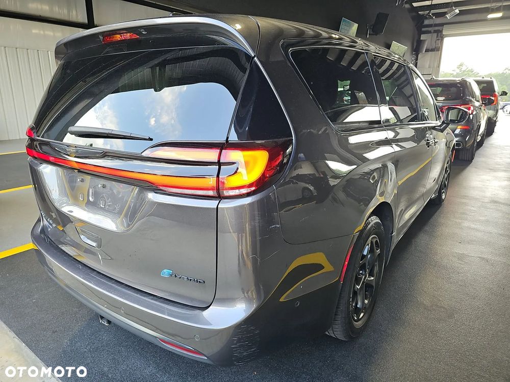 Chrysler Pacifica - 4