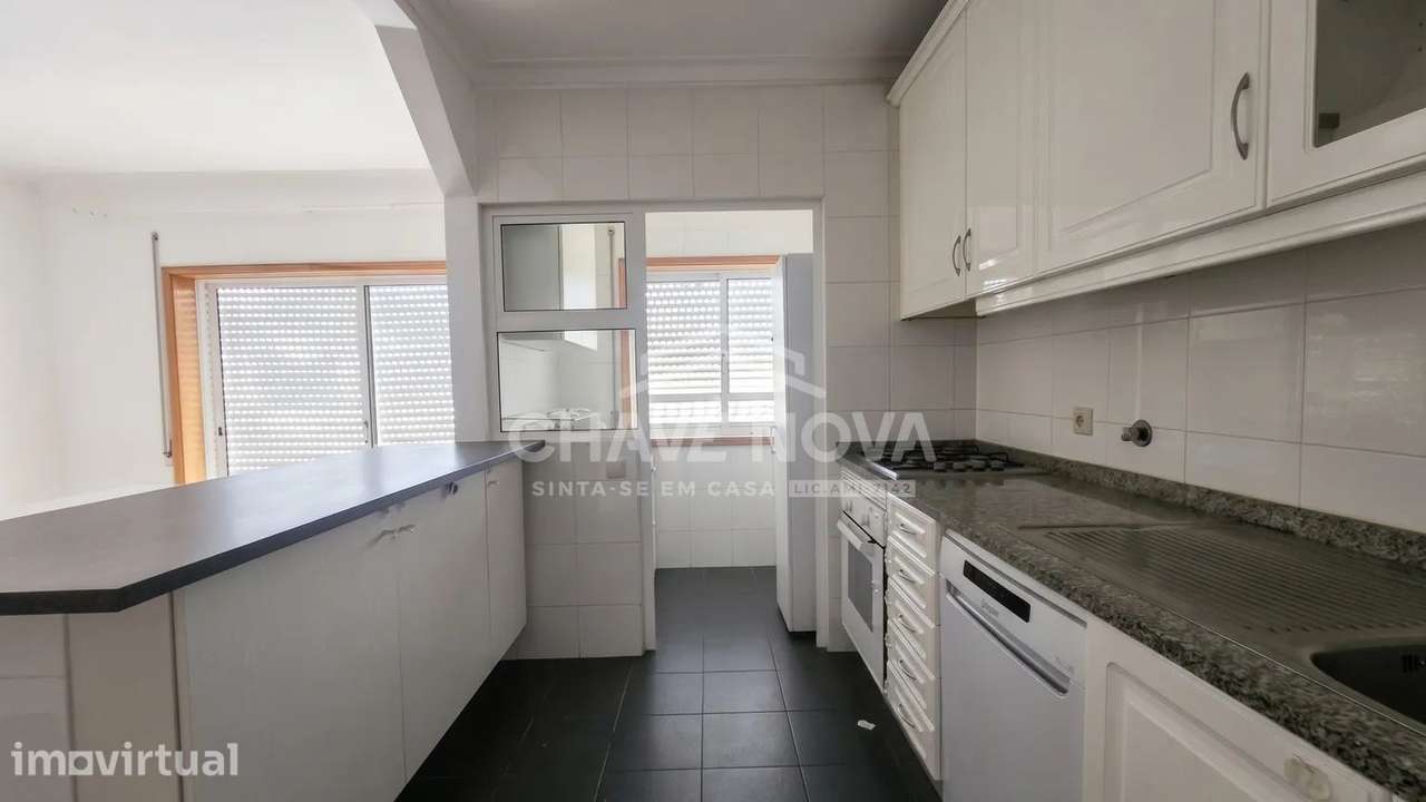 Apartamento T2 c/ Garagem Box em Vilar do Paraíso - Grande imagem: 2/17