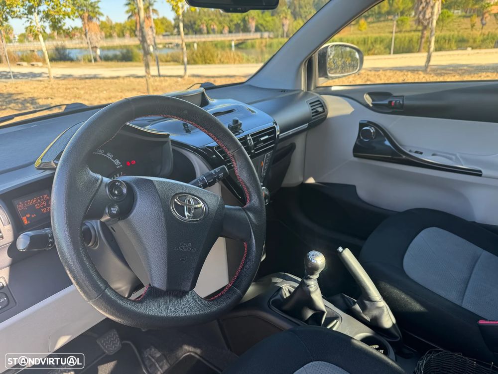 Toyota iQ - 17