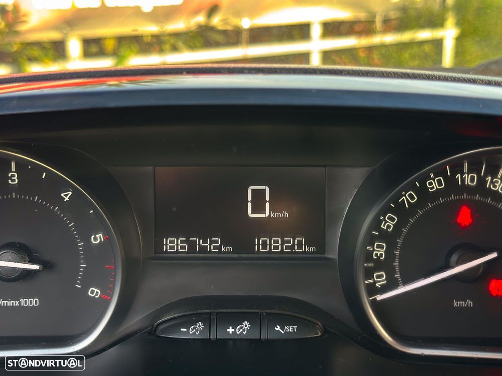 Peugeot 208 1.6 BlueHDi Style - 16
