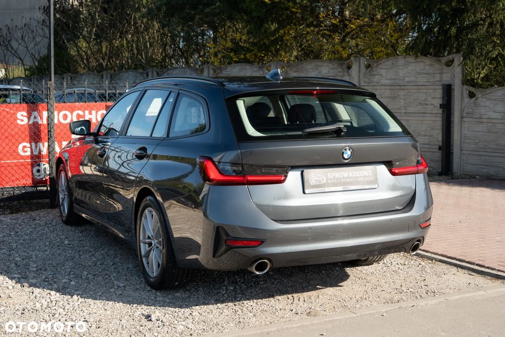 BMW Seria 3 330i Sport Line - 38