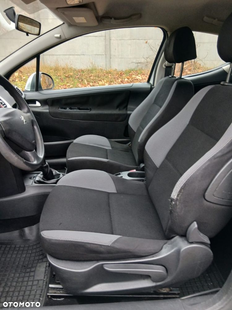 Peugeot 207 - 8