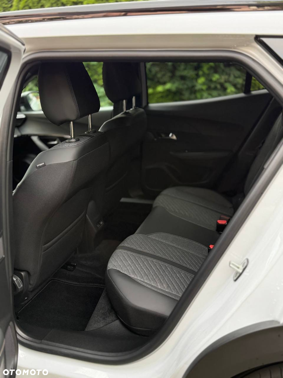 Peugeot 2008 e-2008 54kWh Allure - 8