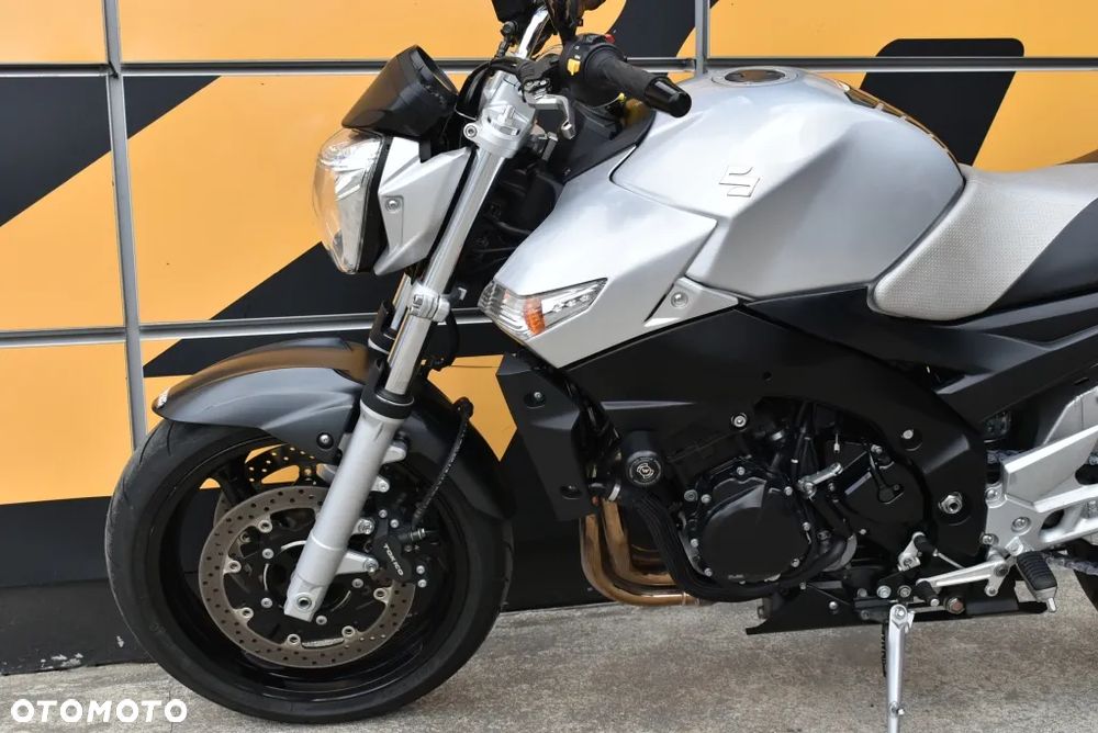 Suzuki GSR - 10
