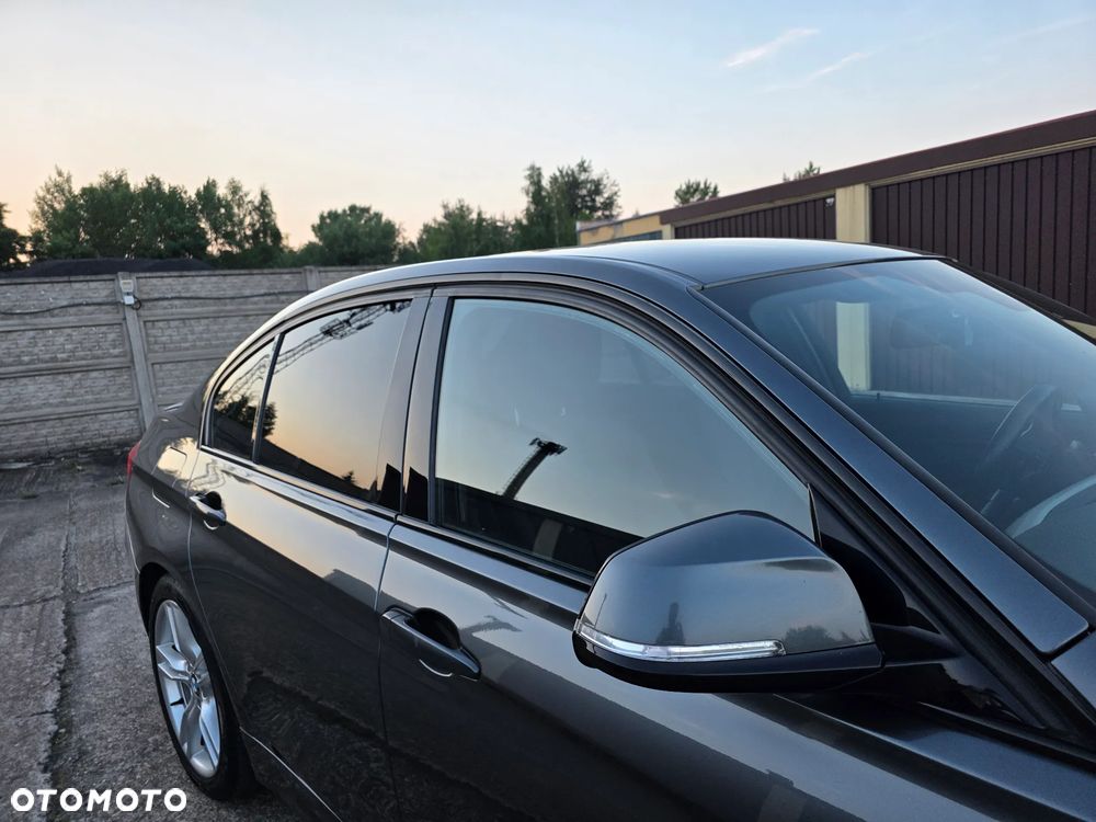 BMW Seria 3 318d DPF Edition Sport - 29