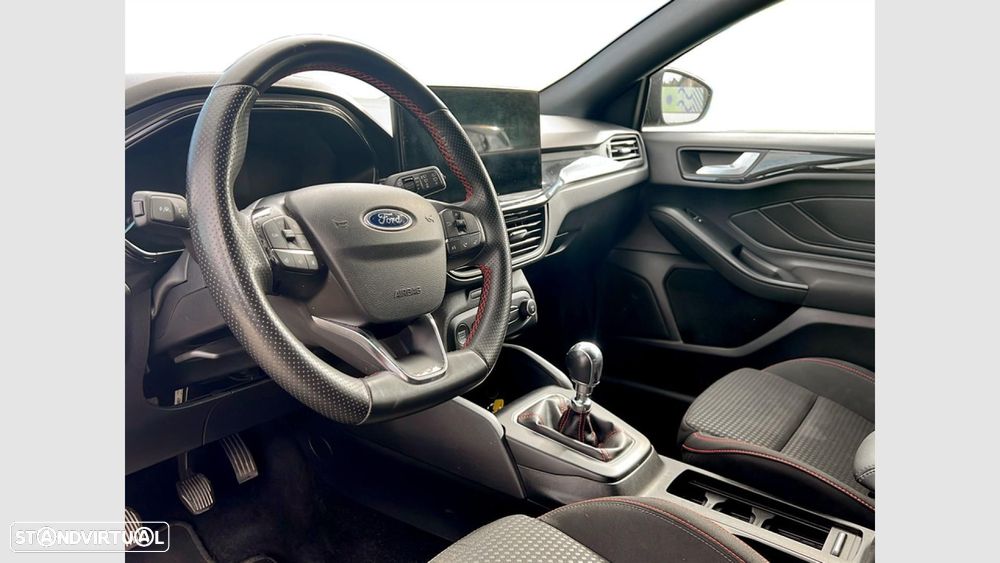 Ford Focus 1.0 EcoBoost MHEV ST-Line — fotografia 13