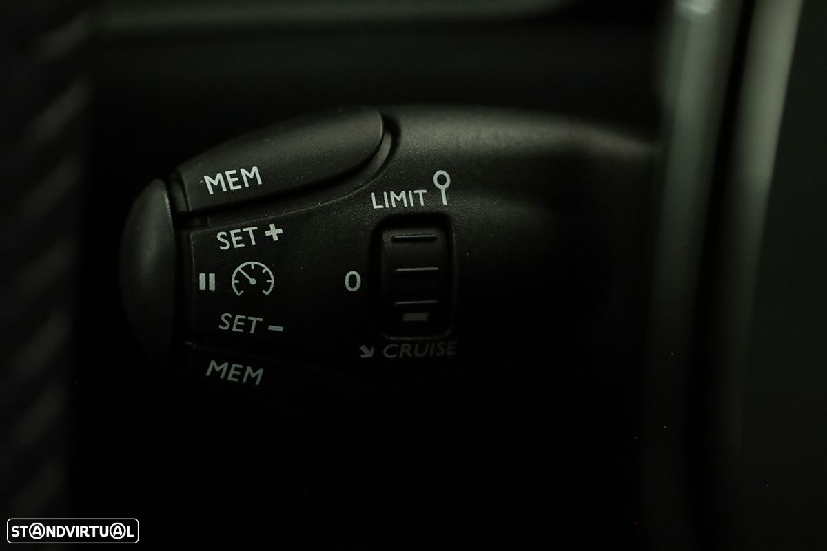 Peugeot 2008 1.2 PureTech Allure - 16