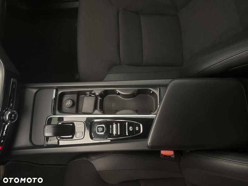 Volvo XC 60 B4 B Momentum Pro - 18
