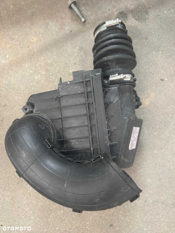 Filtr powietrza - obudowa Ford Fiesta MK8 benzyna - diesel