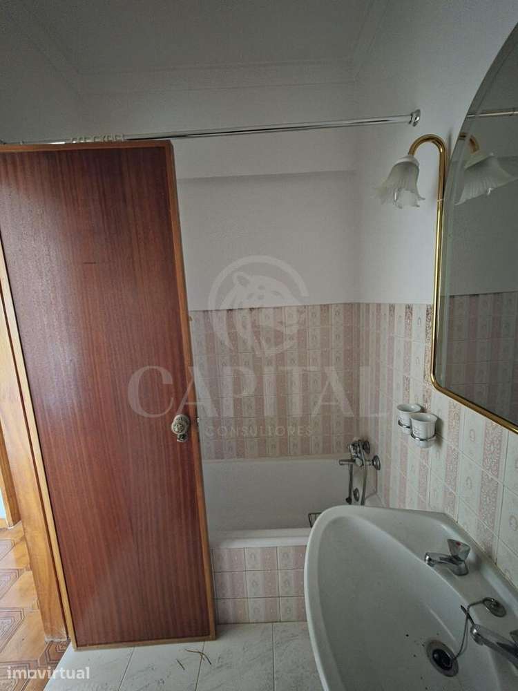 Apartamento T1 com Vista Rio e Terraço Coberto no Coração de Almada - Grande imagem: 4/26