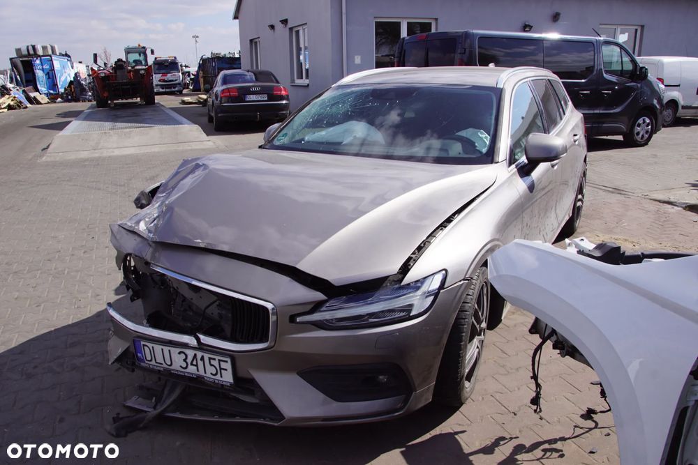 Auto na części - Volvo V60 II 2.0 D4 190 KM D4204T14 TG-81SC 727 2019R Silnik Skrzynia Drzwi Błotnik Klapa Zderzak Lampa Lusterko Klamka Szyba Deska Kokpit Sterownik Moduł Czujnik Licznik Wyświetlacz Panel Kierownica - 3