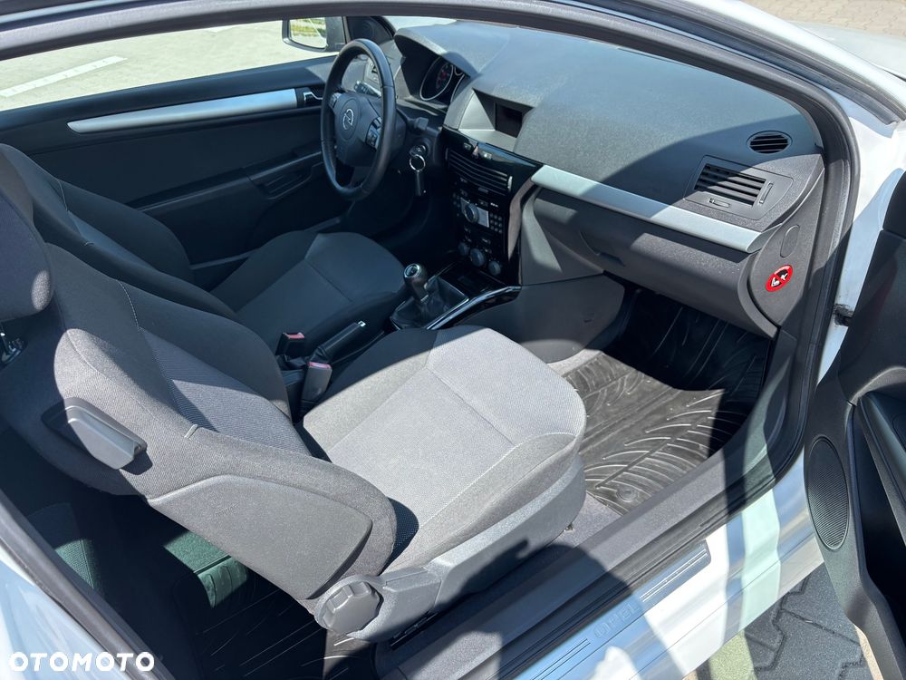 Opel Astra 1.6 Black&White - 17