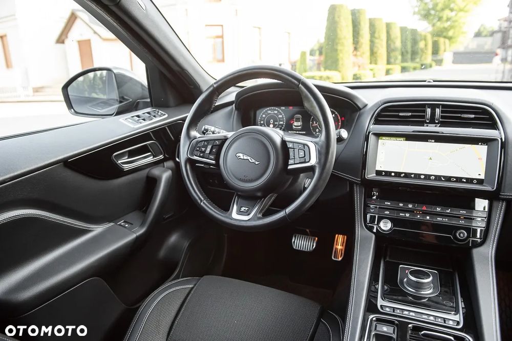 Jaguar F-Pace 2.0 i4D AWD R-Sport - 29