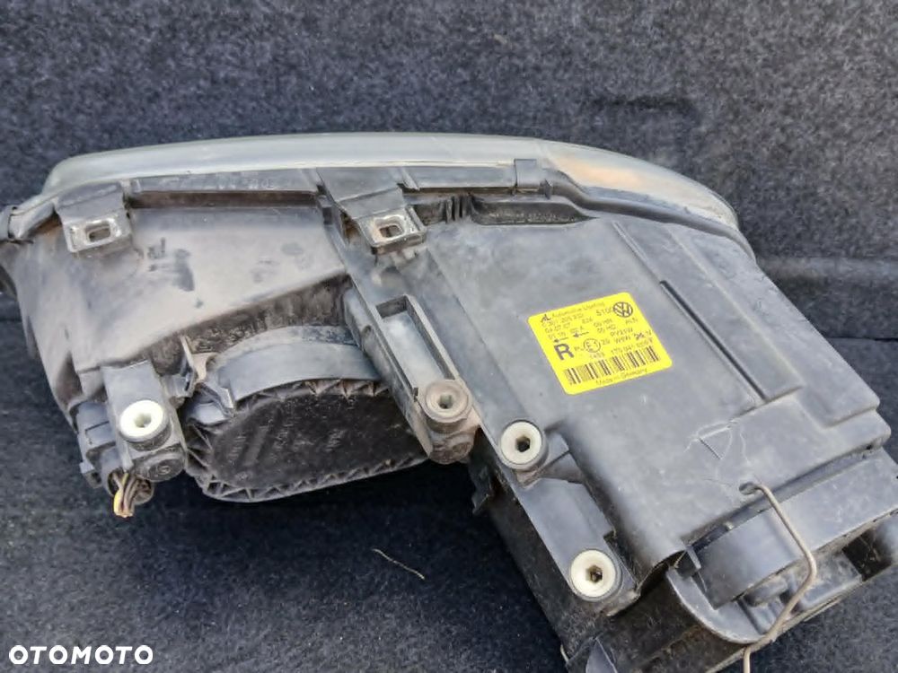 Volkswagen Touran Lampa przednia prawa - 3