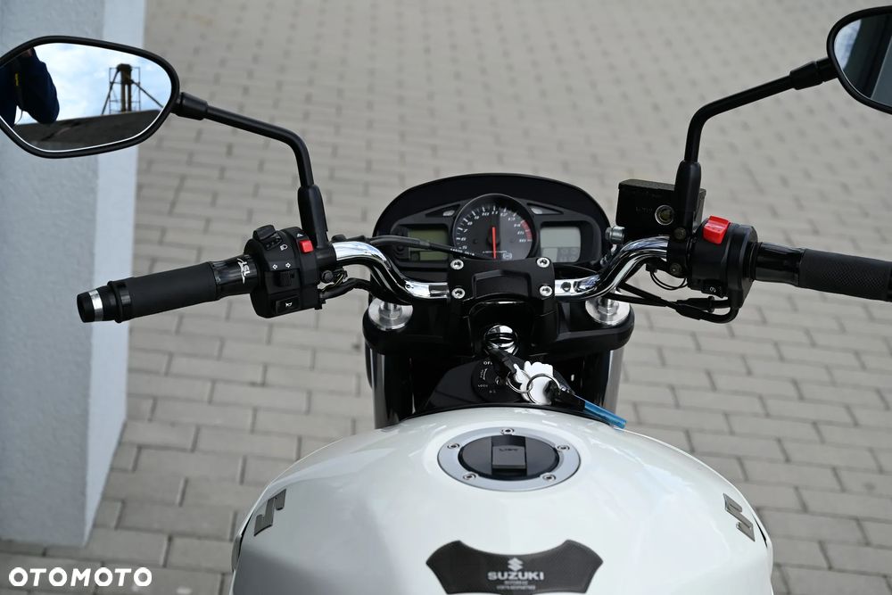 Suzuki GSR - 7