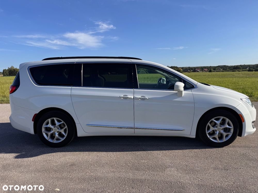 Chrysler Pacifica - 4