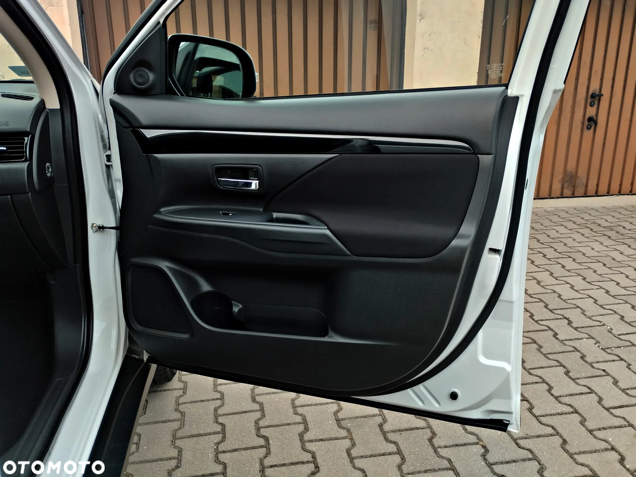 Mitsubishi Outlander 2.0 Intense + Navi 4WD CVT - 28
