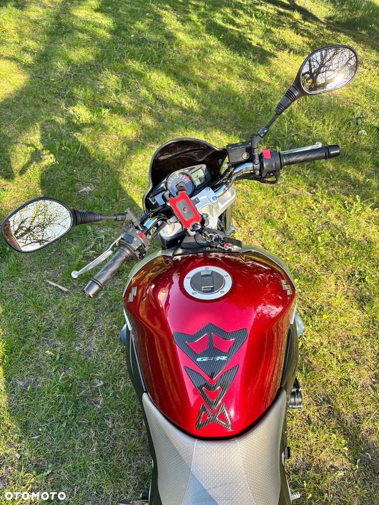 Suzuki GSR - 4