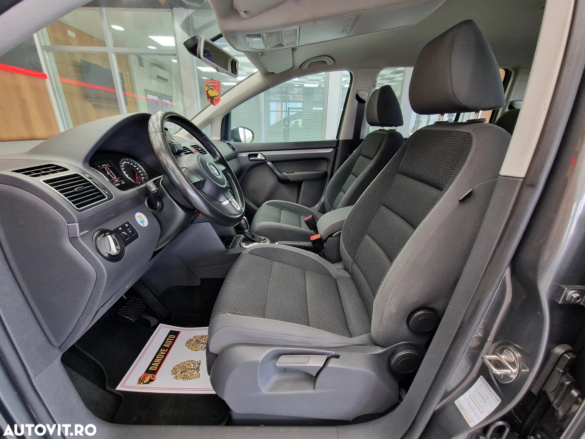 Volkswagen Touran 2.0 TDI DSG Trendline - 6
