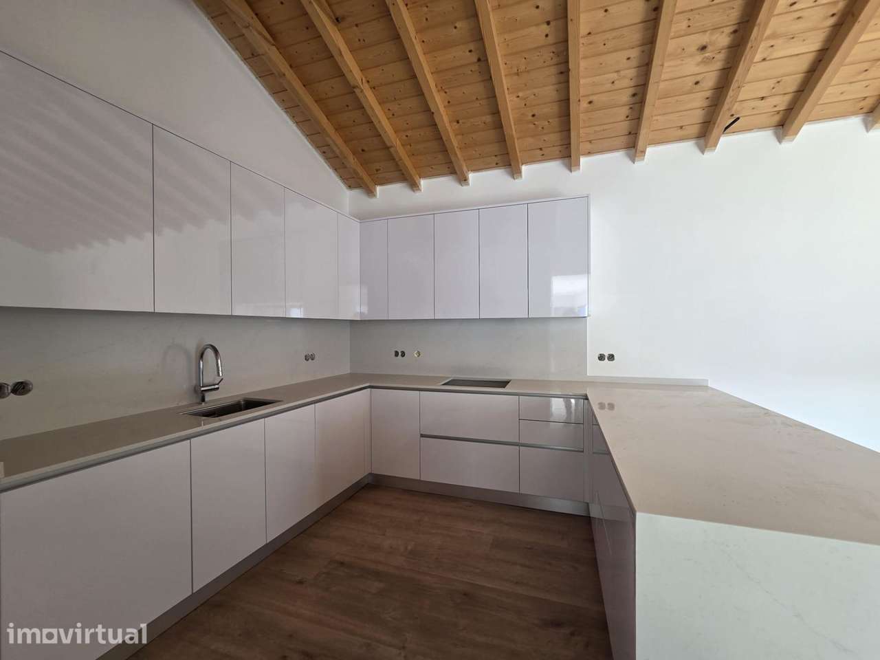 Moradia Térrea T2 totalmente remodelada e Equipada com Pátio - Grande imagem: 2/21