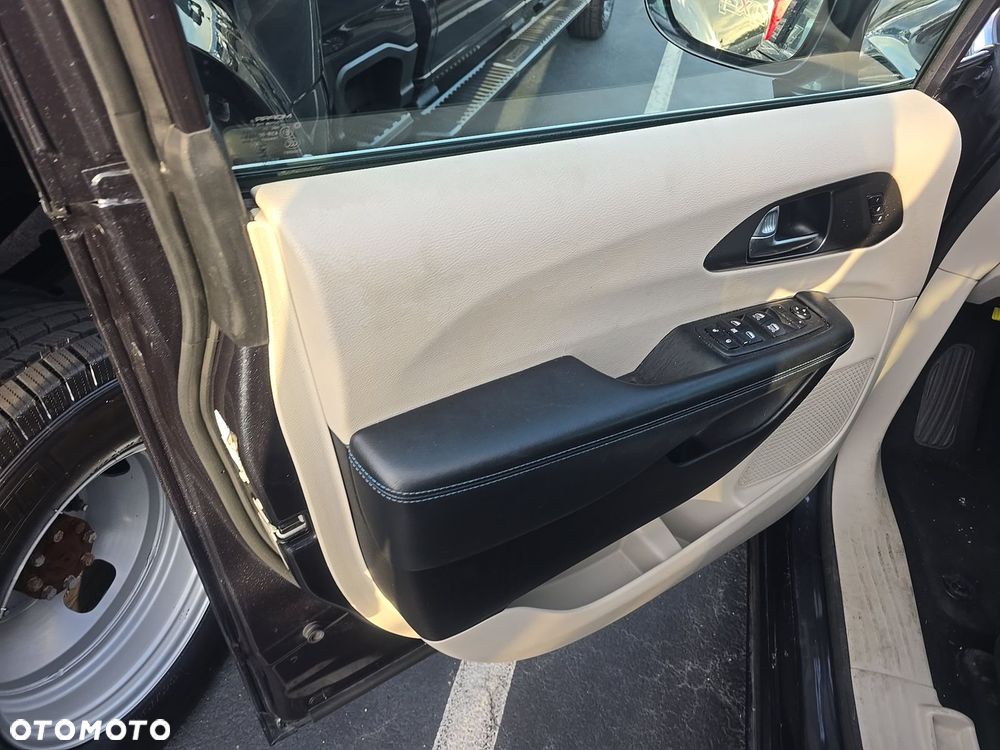 Chrysler Pacifica - 13