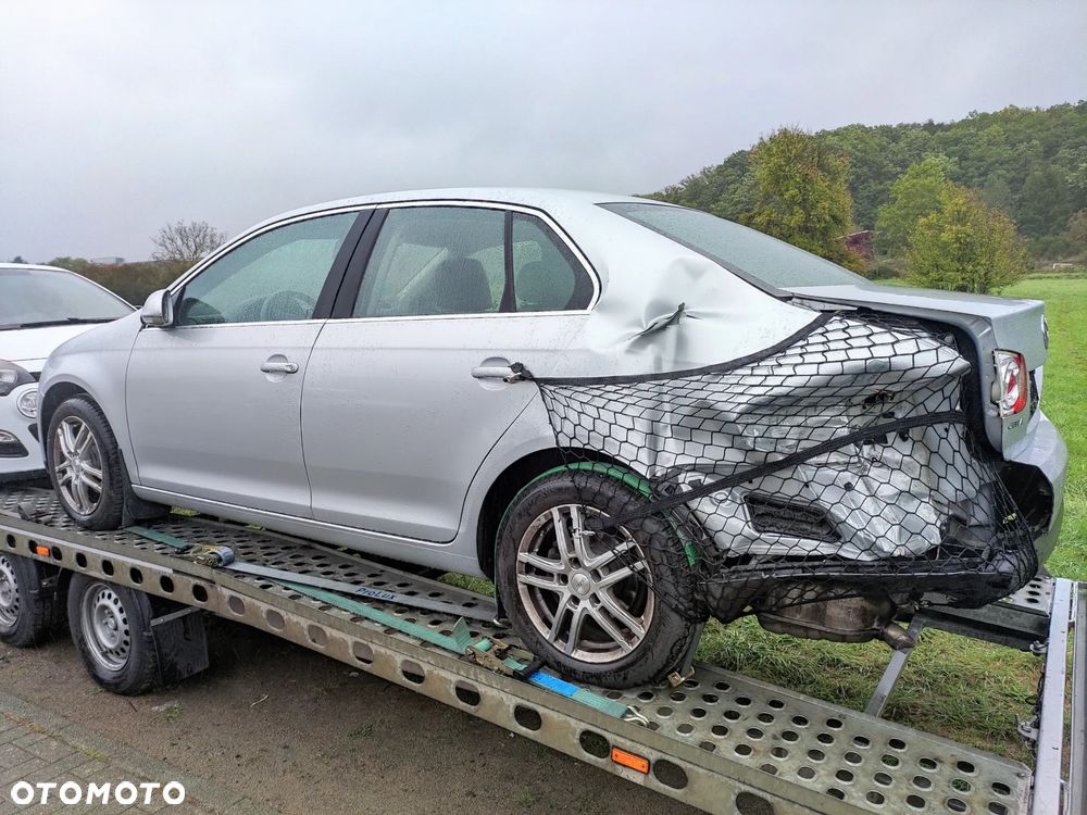 Volkswagen Jetta 1.6 FSI Comfortline - 4