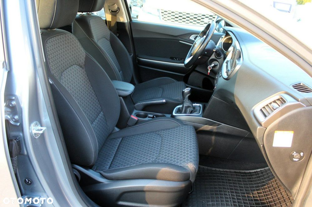 Kia Ceed 1.6 CRDi mHEV M - 12