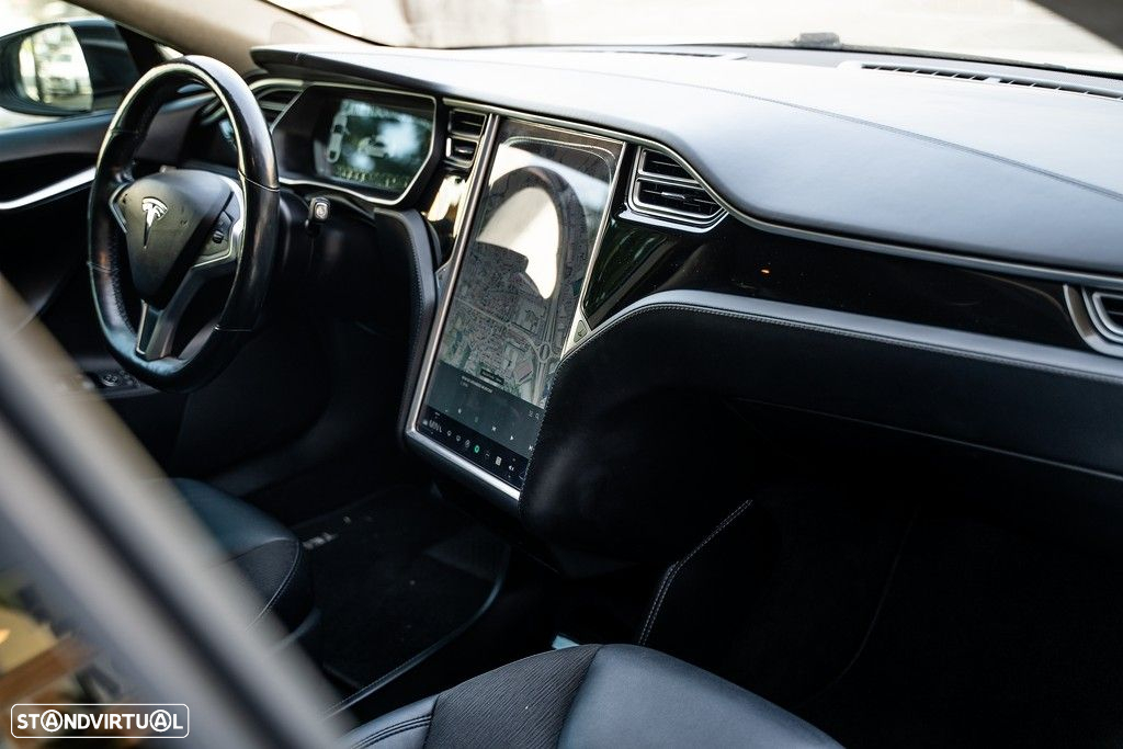 Tesla Model S - 8