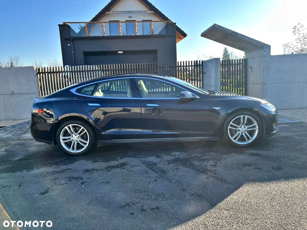 Tesla Model S - 5