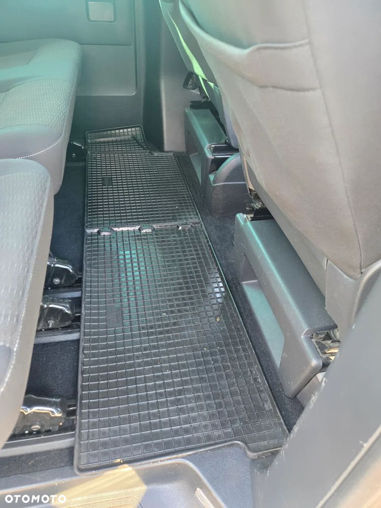 Volkswagen Caravelle - 11