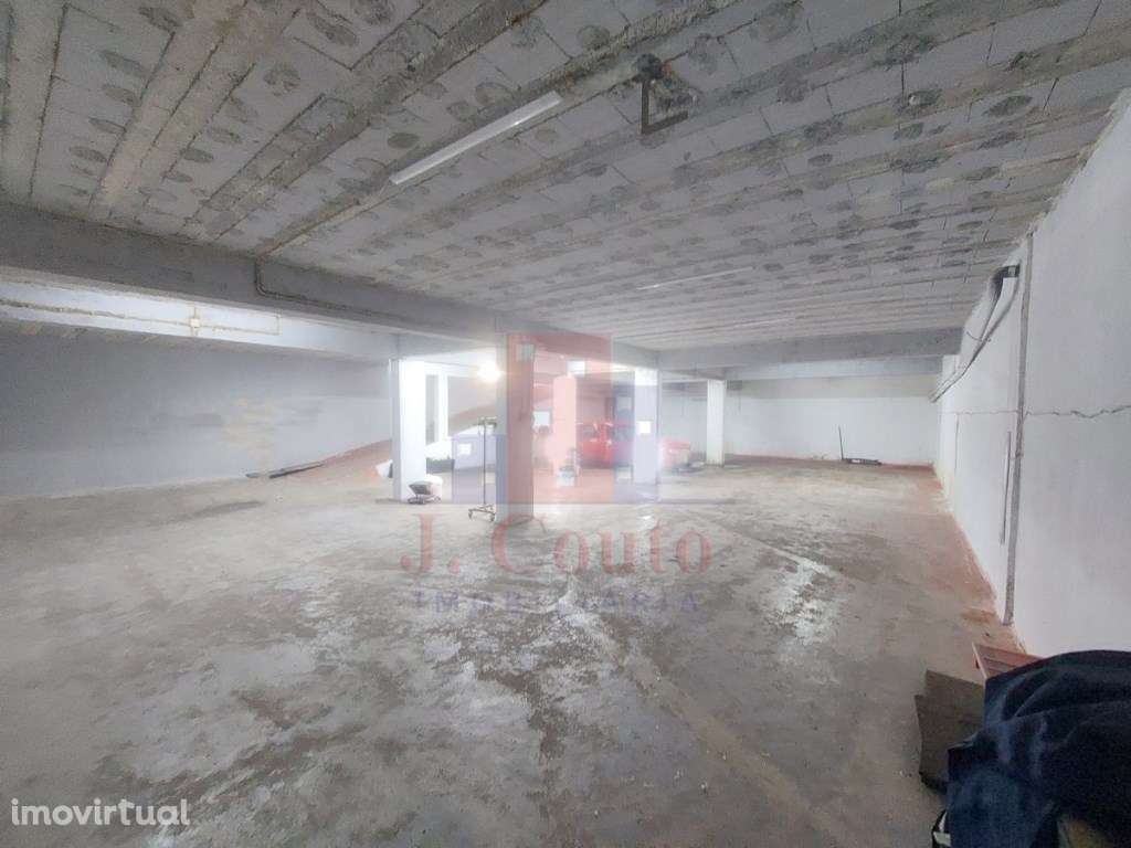 Loja com Garagem junto avenida 1º de Maio - Grande imagem: 5/18