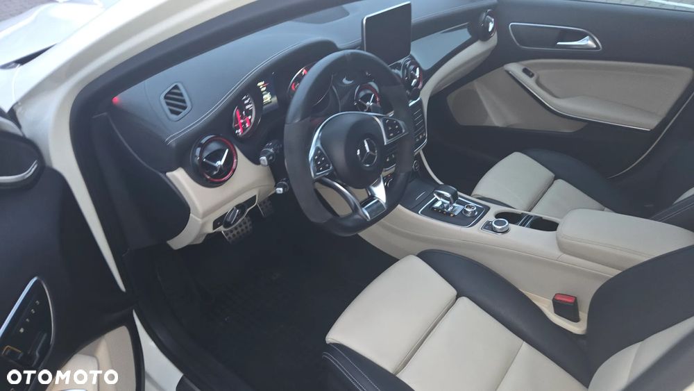 Mercedes-Benz GLA - 12