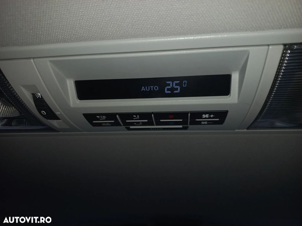 Volkswagen Caravelle - 7