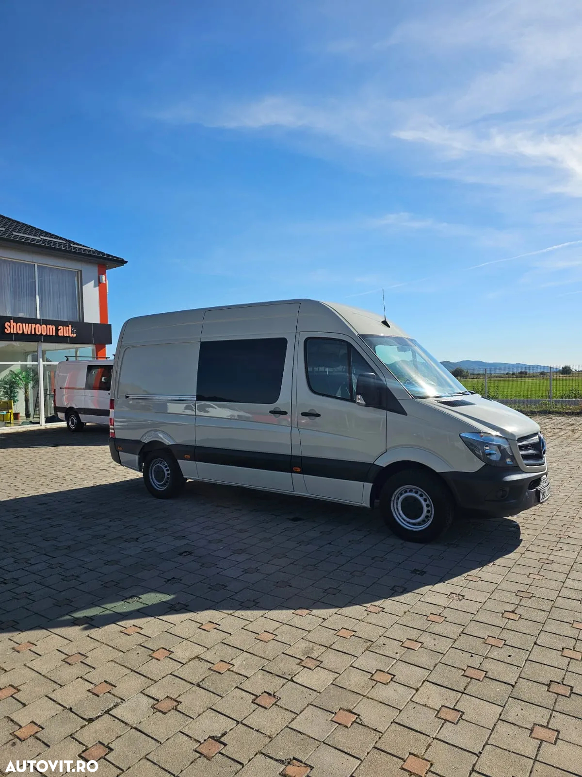 Mercedes-Benz Sprinter 316 CDI Model 2018 Climă Comenzi pe volan Pilot automat Navigație Mare Încălzire scaun șofer Scaun pe pernă aer Cameră video pe marșalier Banchetă 3 Locuri Rafturi metalice - 4
