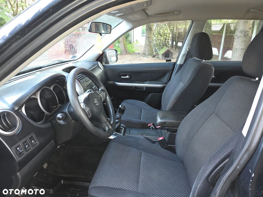 Suzuki Grand Vitara 2.0 Club - 8