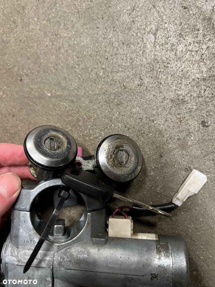 Stacyjka i zamki drzwi z kluczykiem Nissan navara d22 d21 - 2