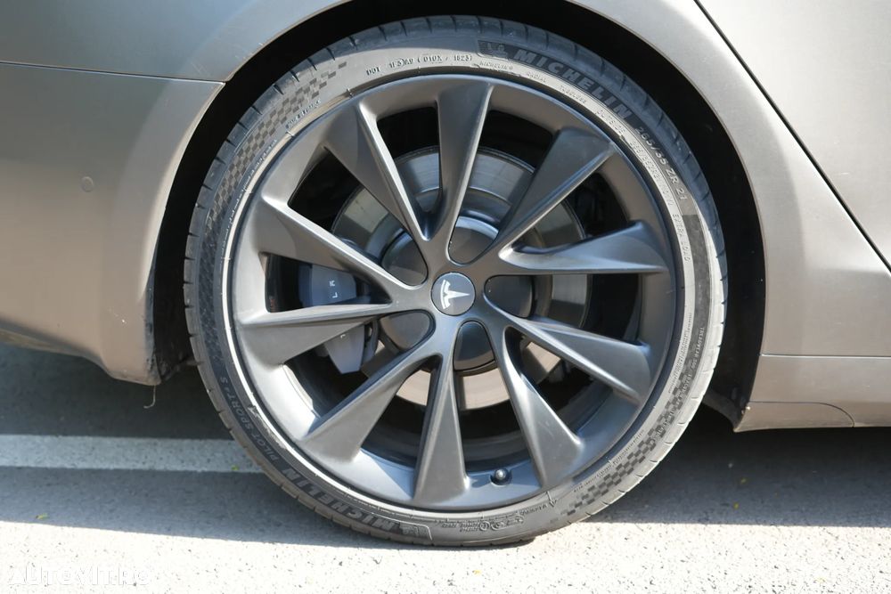 Tesla Model S - 6