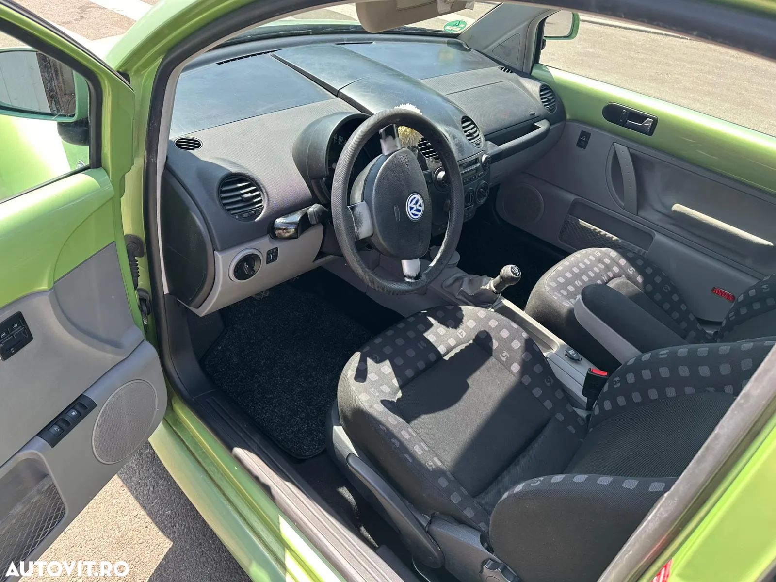 Volkswagen New Beetle - 1