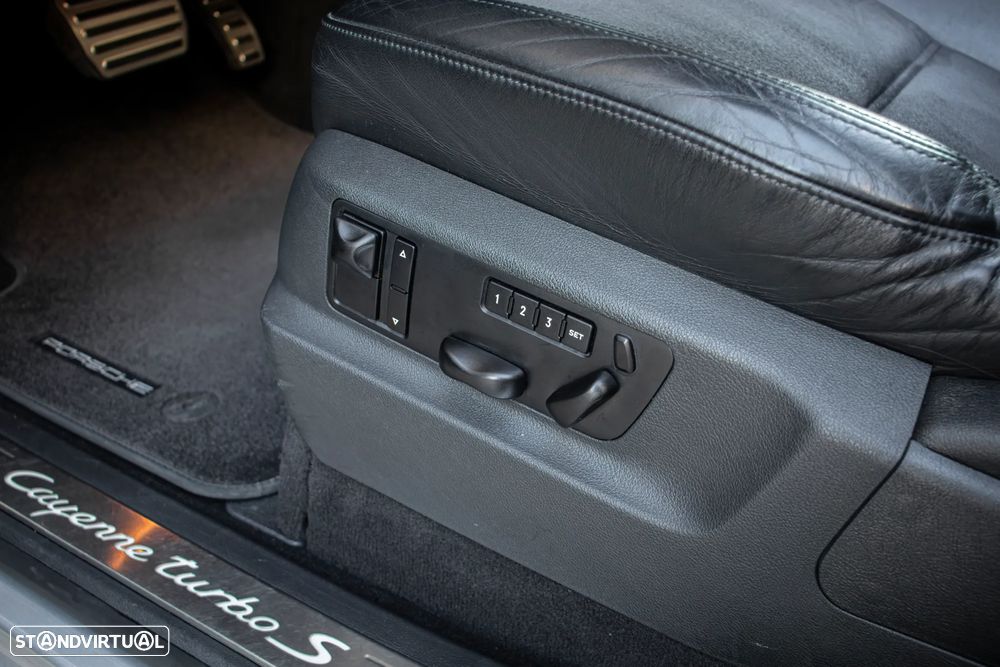 Porsche Cayenne Turbo S - 16
