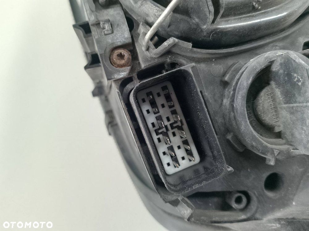 LAMPA PRZÓD PRAWA XENON VOLVO V50 30744682  0301198278  AL - 9