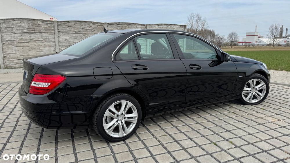 Mercedes-Benz Klasa C 180 CGI BlueEff Elegance - 14