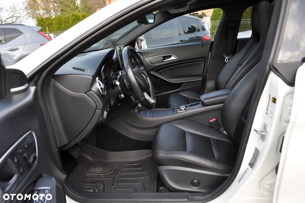 Mercedes-Benz CLA 250 4Matic 7G-DCT AMG Line - 17