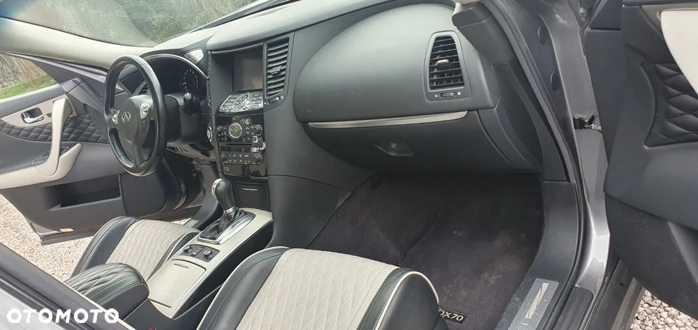 Infiniti QX70 3.7 S Premium - 9
