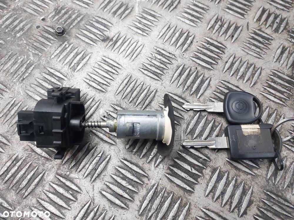 STACYJKA Z DWOMA KLUCZYKAMI JEDEN PILOT OPEL CORSA C MERIVA A 13107754 - 1