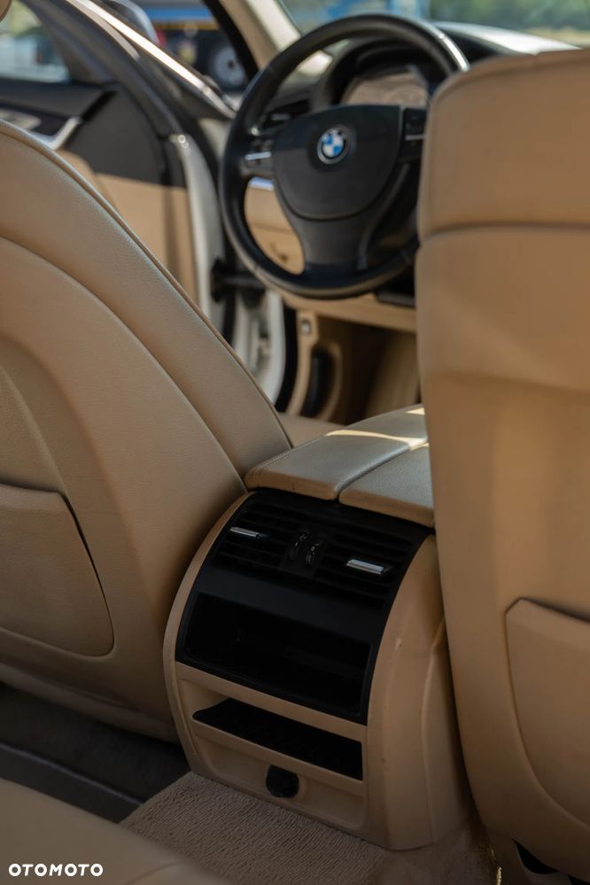 BMW Seria 5 535i xDrive Sport-Aut - 28