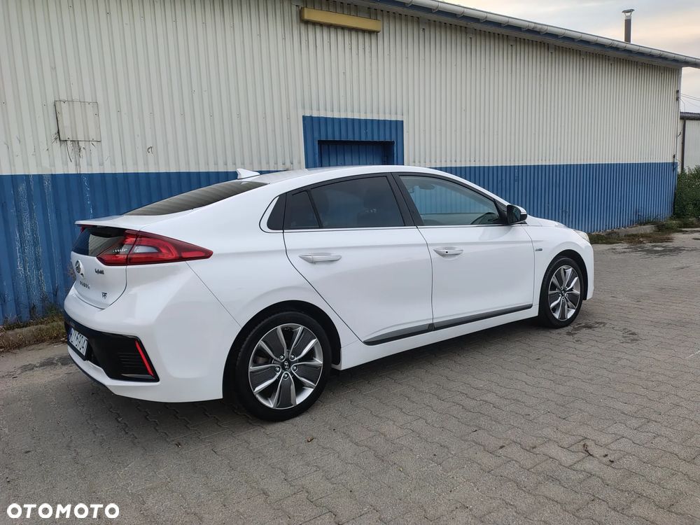 Hyundai IONIQ - 13