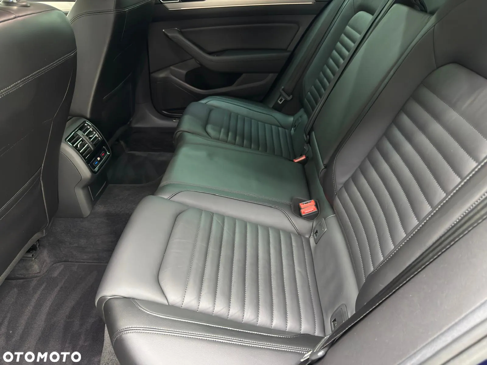 Volkswagen Passat Variant 2.0 TDI SCR DSG Highline - 29