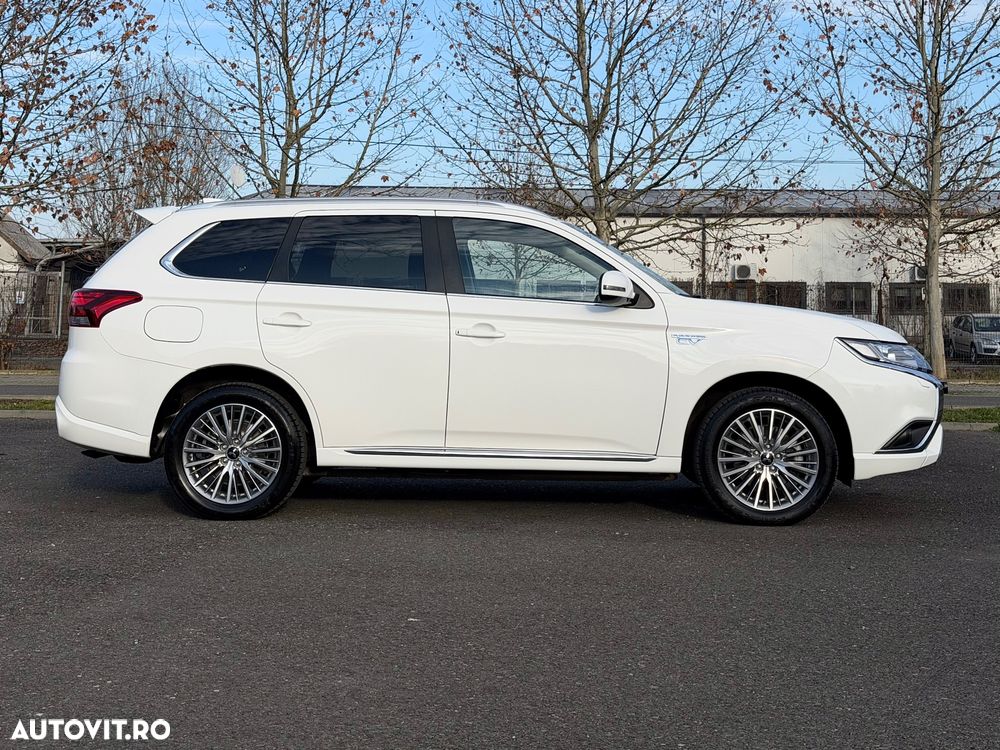 Mitsubishi Outlander 2.4 4WD Plug-In Hybrid - 30