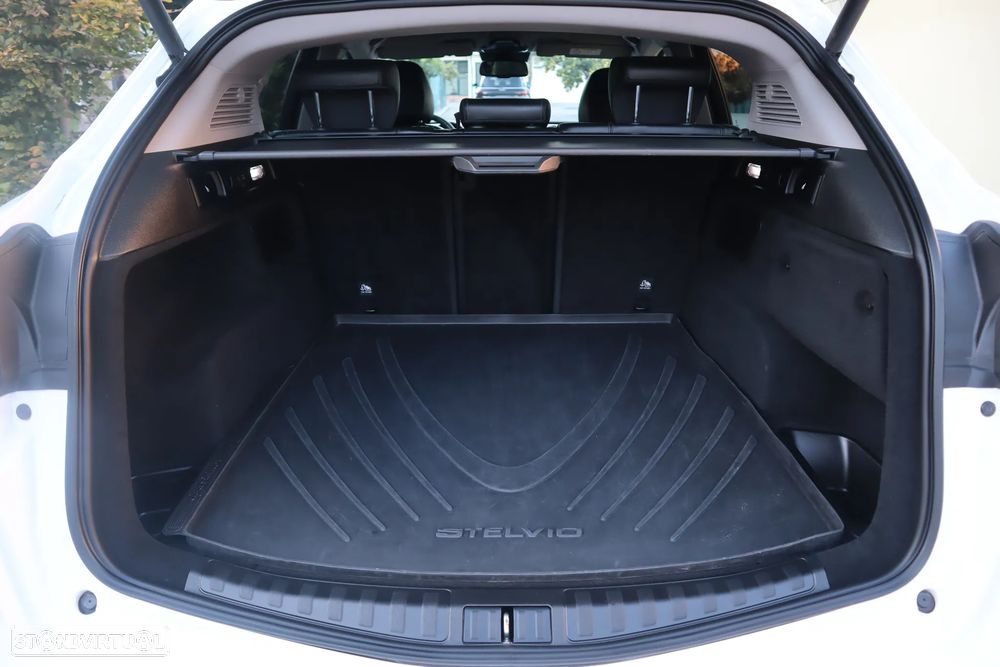 Alfa Romeo Stelvio 2.2 D AT8 - 12